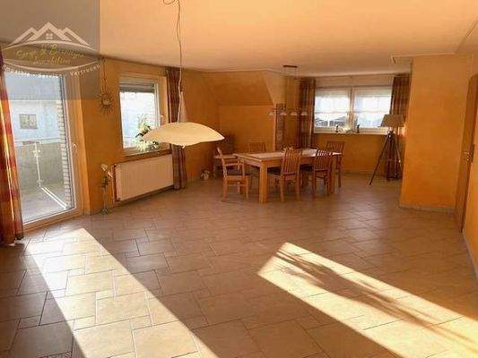 Wohnzimmer mit Balkonzugang OG I