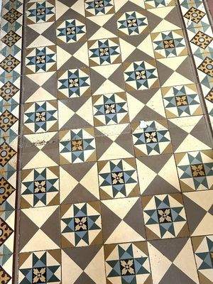 wunderschöne historische Fliesen im AG Flur 