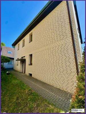 Hausansicht mit Haupteingang Vorderhaus links