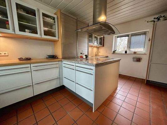 moderne Küche mit Kochinsel