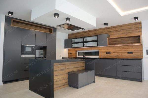 Offene Einbauküche mit Insel