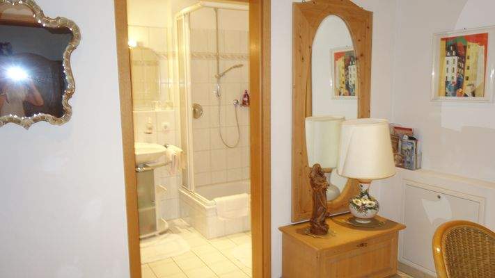 Flur mit Blick zum Bad