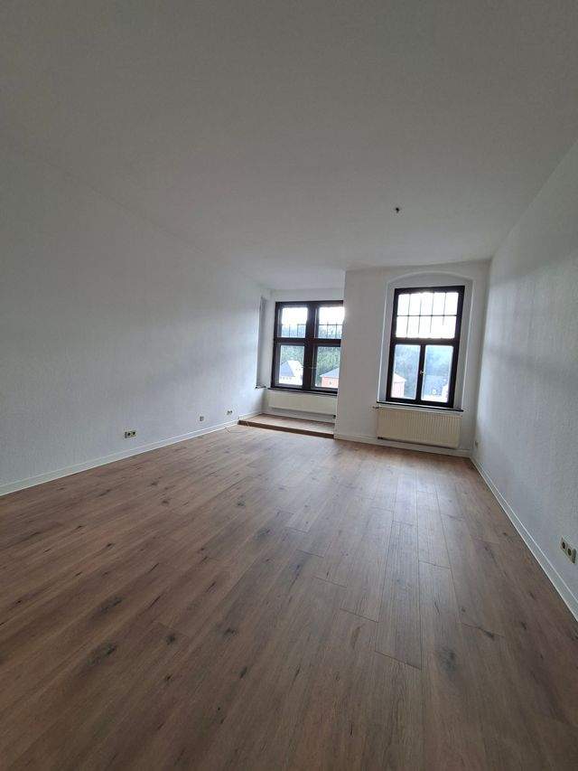 Großzügige, helle 3-Raum-Wohnung mit Erweiterungsmöglichkeit um eine zusätzliche 1-Raum-Wohnung – zentral am Marktplatz in Hartenstein - Foto 2