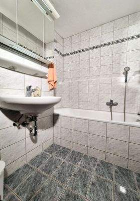 Badezimmer mit Badewanne und separater Duschkabine