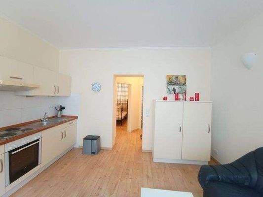 Wohnzimmer mit offener Küchenzeile