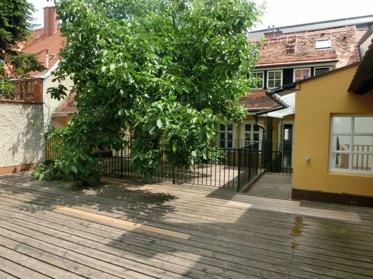 Terrasse mit Nussbaum