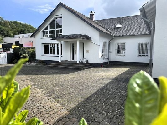 großer Hofraum mit Garagen und Carport