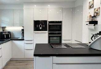 Exklusiv renovierte 4ZKB mit Balkon &amp; PKW- Stellpl