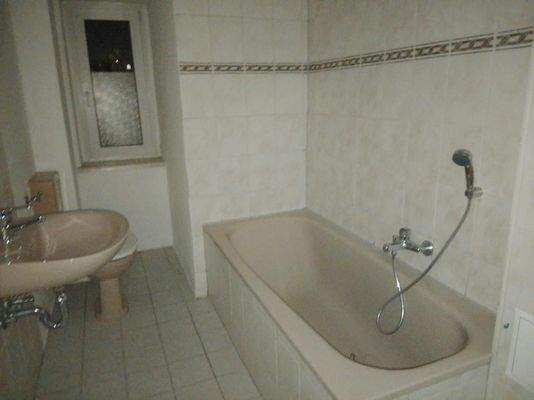 Bad mit Wanne und Fenster
