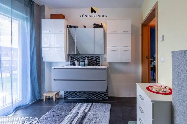 Badezimmer Blick zum Doppelwaschbecken OG