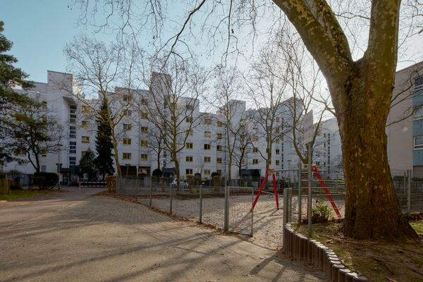 Vorderansicht mit Spielplatz