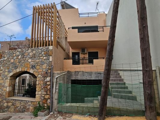 Kreta, Koutouloufari: Haus im Dorfzentrum mit großer Dachterrasse mit herrlichem Blick auf Hersonissos und das Meer zu verkaufen