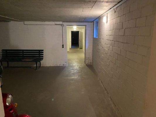 mit Abstellflächen ausgestatteter Keller