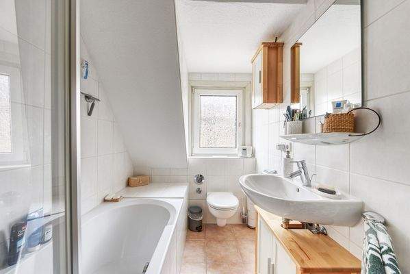 Bad mit Fenster &amp; Wanne