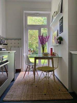 Beispiel Küche mit alten Fliesen und Balkon zum Hintergarten