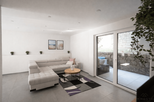 Wohnzimmer mit Zugang zur Terrasse