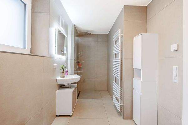 Modernes Badezimmer mit Dusche