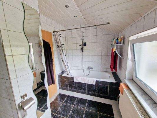 weiteres Tageslichtbad/WC im DG