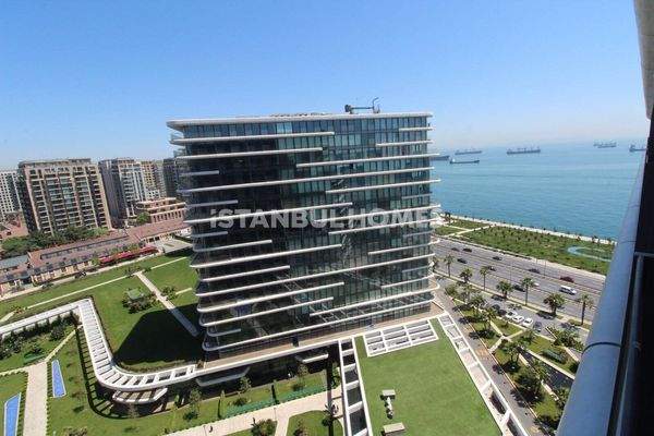 Seafront Flats in a Complex with Pool in Zeytinburnu Istanbul
