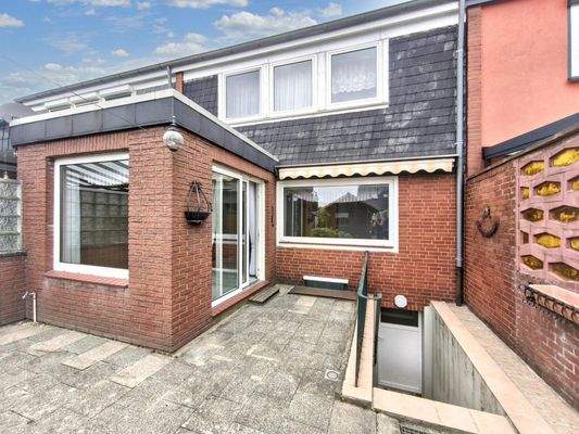 Hausansicht mit Terrasse rückseitig