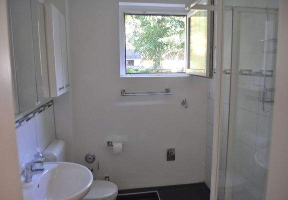 modernes Duschbad mit Fenster