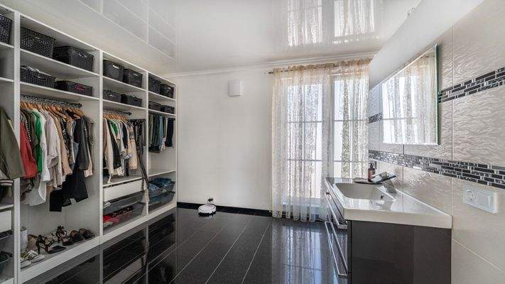 Badezimmer / Ankleide im Obergeschoss