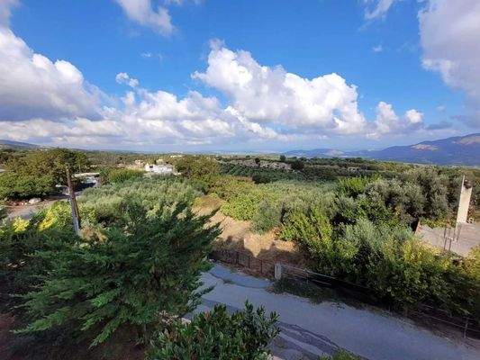 Kreta, Argouli: Zweistöckiges Haus mit Keller zu verkaufen