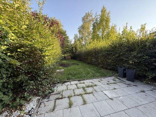 Blick von der Terrasse zum Garten