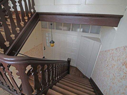 Treppenhaus mit Eingang zum Obergeschoss