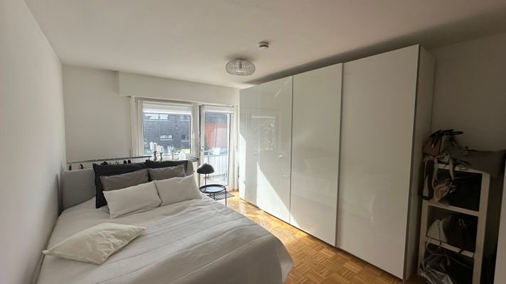 Zimmer 2 mit Balkonzugang 