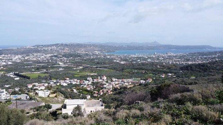 Kreta, Malaxa: Grundstück mit Blick auf Meer und Stadt zu verkaufen