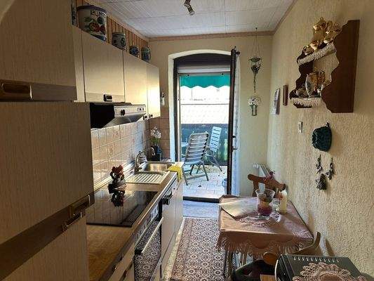 Küche mit Ausgang auf Balkon