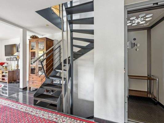 Treppenaufgang und Aufzug