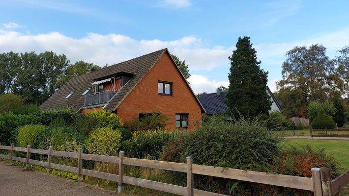 Linke Seite mit Balkon