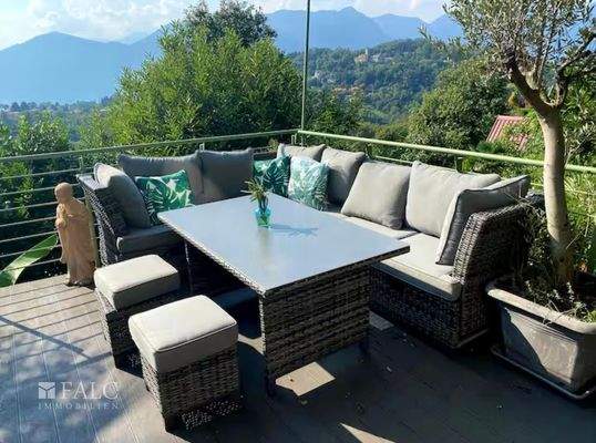 Terrasse mit Aussicht zum See 