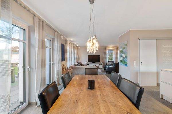 Essbereich mit Blick in das Wohnzimmer