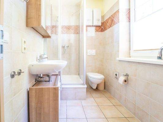 Das Bad mit Dusche im Erdgeschoss