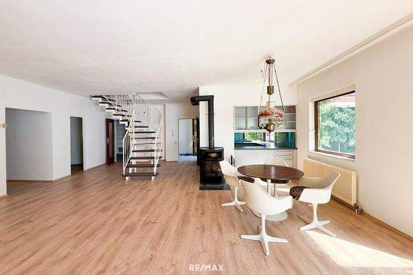 Wohnbereich und Küchenansicht