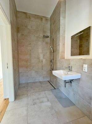 Dusche mit hohen Decken