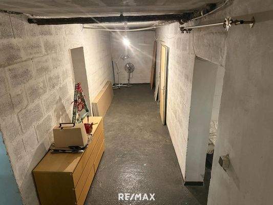 zentraler Vorraum Keller