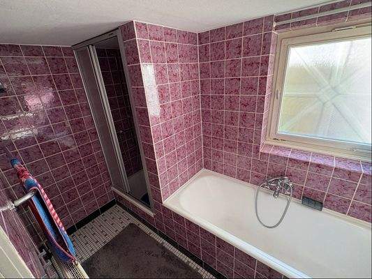 Bad mit Dusche und Wanne