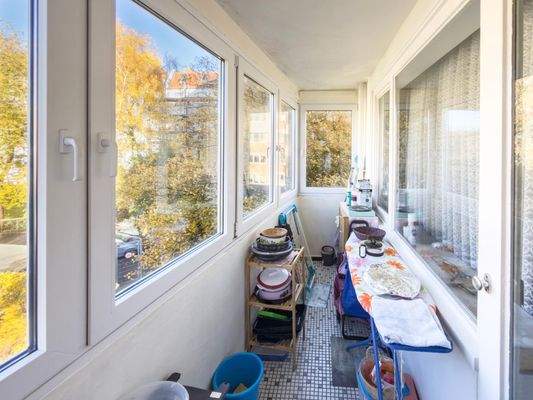 Kleiner geschlossener Balkon begehbar von Küche und Schlafzimmer