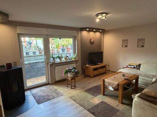 Wohnung Obergeschoss Wohnzimmer mit Gartenzugang.jpg