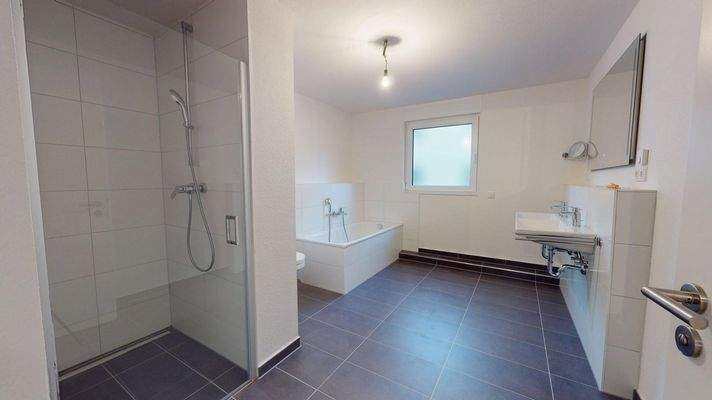 OG - Tageslichtbad mit Wanne und Dusche