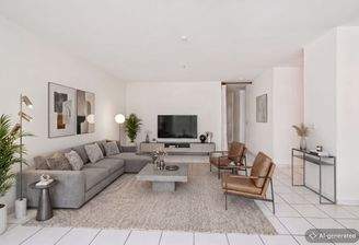 geräumiges Wohnzimmer