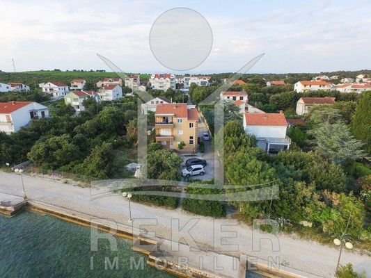 Das Haus ist sehr schön im Grünen und dennoch nach am sonnigen Strand gelegen