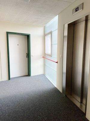 Treppenhaus mit Aufzug