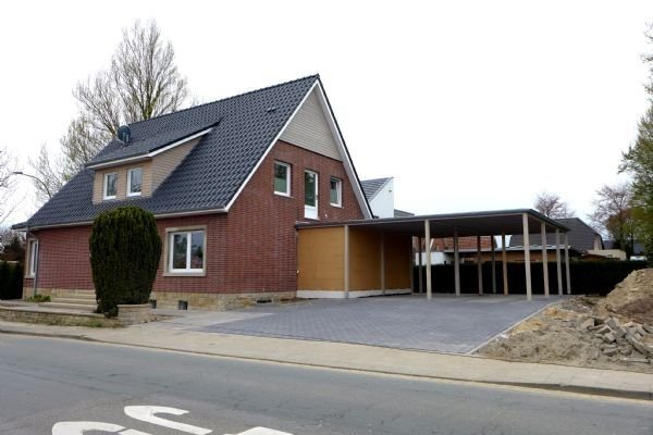 Hausansicht / Carport