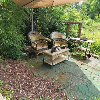 Garten-Sitzbereich mit Korbmöbeln