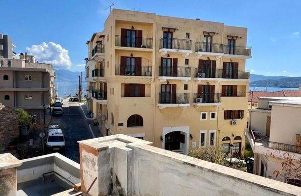 Kreta, Agios Nikolaos: Elegantes Stadthaus nur 300 m vom Strand entfernt
